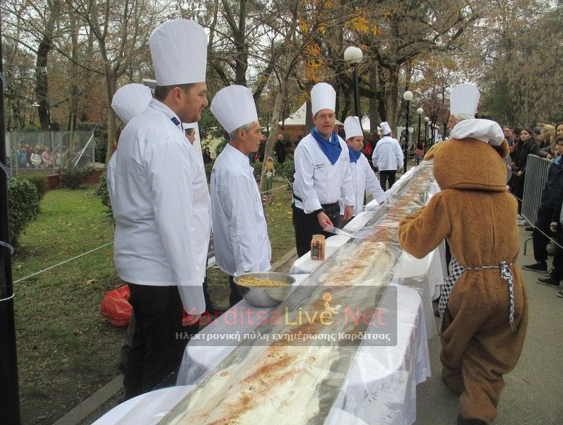 Ετοιμη η πουτίγκα 100 μέτρων στην Καρδίτσα -Μοιράστηκε σε 5.000 κομμάτια [εικόνες]  | iefimerida.gr 2
