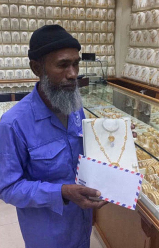 Κορόιδευαν καθαριστή που κοίταγε χρυσά κοσμήματα -Χρήστης του Twitter τον γέμισε δώρα, μέλι, ρύζι και iPhone 7 [εικόνες]  | iefimerida.gr 1