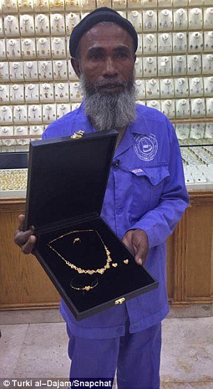 Κορόιδευαν καθαριστή που κοίταγε χρυσά κοσμήματα -Χρήστης του Twitter τον γέμισε δώρα, μέλι, ρύζι και iPhone 7 [εικόνες]  | iefimerida.gr 2