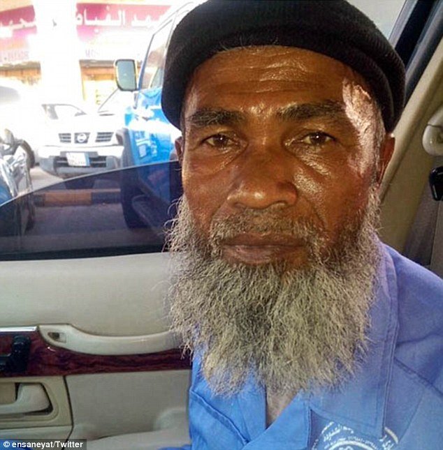 Κορόιδευαν καθαριστή που κοίταγε χρυσά κοσμήματα -Χρήστης του Twitter τον γέμισε δώρα, μέλι, ρύζι και iPhone 7 [εικόνες]  | iefimerida.gr 3