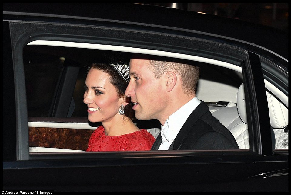 Η Κέιτ Μίντελντον εντυπωσιάζει ξανά: Με κατακόκκινη τουαλέτα, φορώντας την αγαπημένη τιάρα της Νταϊάνα [εικόνες] | iefimerida.gr 1