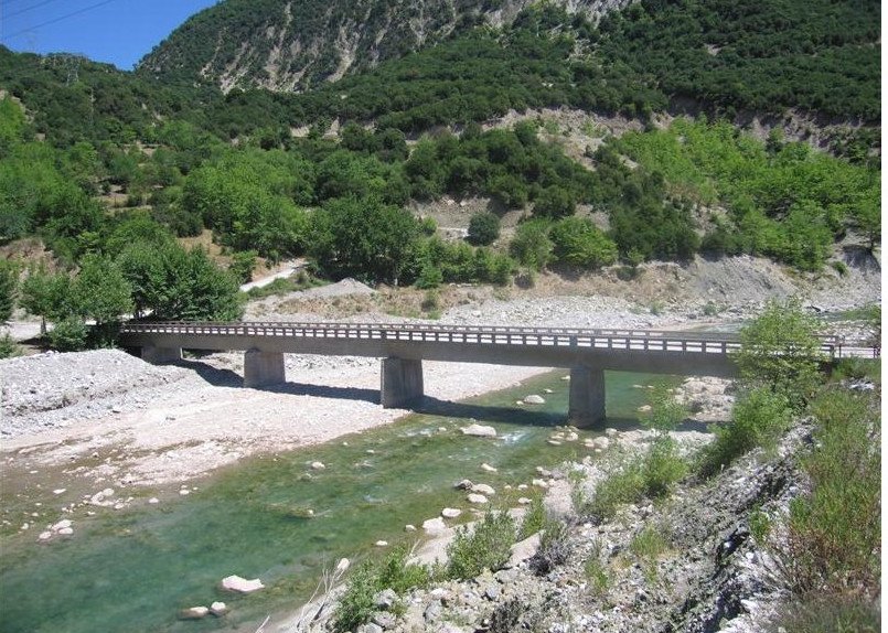 Βρήκαν στον Αχελώο κομμάτια της γέφυρας Κοράκου: θα τα ενσωματώσουν στην ανακατασκευή της | iefimerida.gr 1
