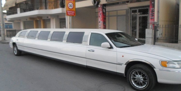 Τα έχασαν όλοι στη Λάρισα: Μία χολιγουντιανή λιμουζίνα στους δρόμους της πόλης [εικόνες] | iefimerida.gr 0