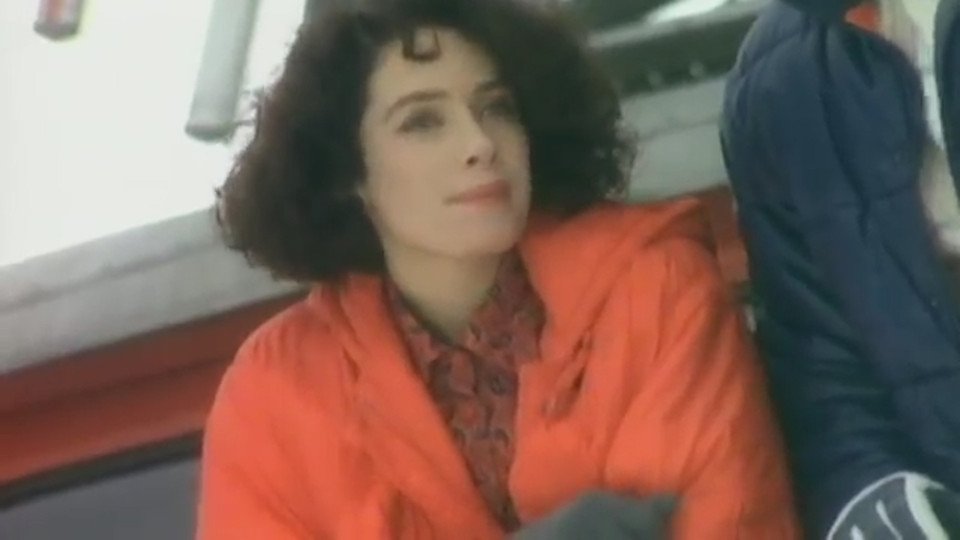 Δείτε πώς είναι σήμερα η σέξι μαυρομάλλα από το βιντεοκλίπ του «Last Christmas» [εικόνες] | iefimerida.gr 0