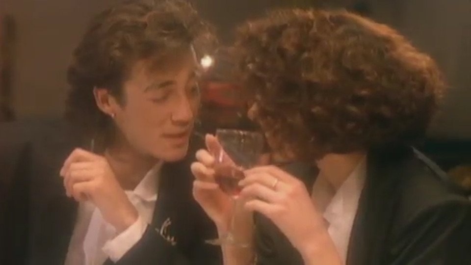 Δείτε πώς είναι σήμερα η σέξι μαυρομάλλα από το βιντεοκλίπ του «Last Christmas» [εικόνες] | iefimerida.gr 1