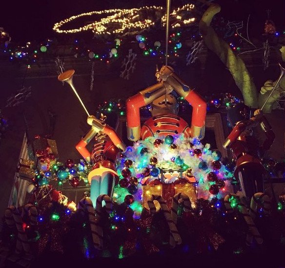 Καφές, ποτό, φαγητό ανάμεσα σε λαμπιόνια, δέντρα, μολυβένιους στρατιώτες -4 μαγαζιά της Αθήνας με παραμυθένια, χριστουγεννιάτικη διακόσμηση [εικόνες] | iefimerida.gr 12