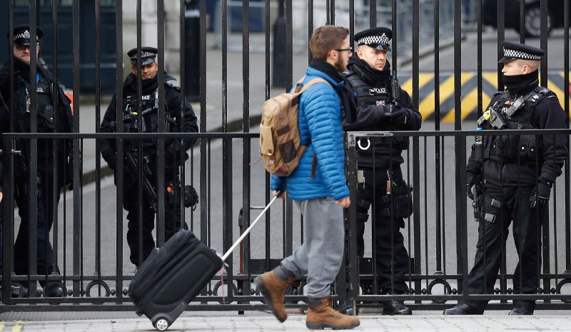 Ο τρόμος «φώλιασε» στην Ευρώπη -Φρούρια οι χριστουγεννιάτικες αγορές [εικόνες] | iefimerida.gr 7