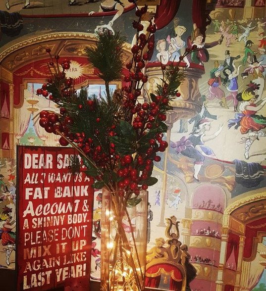 Καφές, ποτό, φαγητό ανάμεσα σε λαμπιόνια, δέντρα, μολυβένιους στρατιώτες -4 μαγαζιά της Αθήνας με παραμυθένια, χριστουγεννιάτικη διακόσμηση [εικόνες] | iefimerida.gr 6