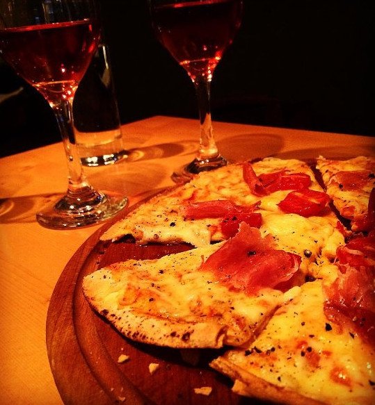 Καφές, ποτό, φαγητό ανάμεσα σε λαμπιόνια, δέντρα, μολυβένιους στρατιώτες -4 μαγαζιά της Αθήνας με παραμυθένια, χριστουγεννιάτικη διακόσμηση [εικόνες] | iefimerida.gr 8