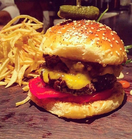 Καφές, ποτό, φαγητό ανάμεσα σε λαμπιόνια, δέντρα, μολυβένιους στρατιώτες -4 μαγαζιά της Αθήνας με παραμυθένια, χριστουγεννιάτικη διακόσμηση [εικόνες] | iefimerida.gr 9