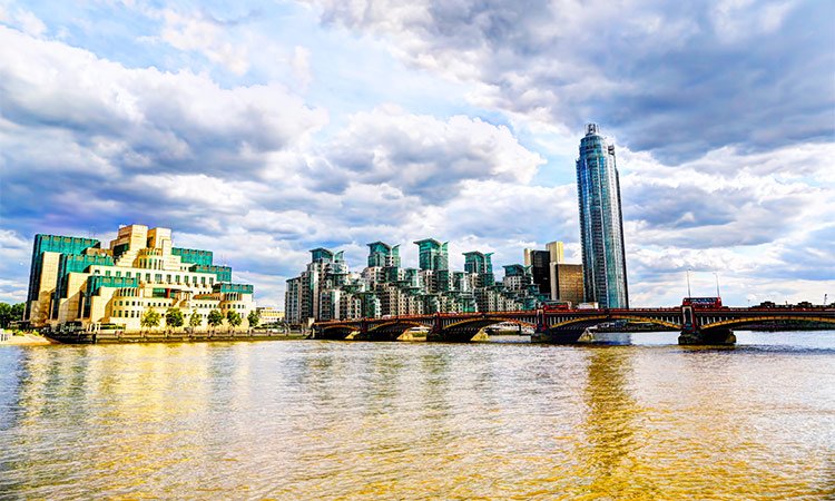 Το μυθικό κτίριο των μυστικών υπηρεσιών της Αγγλίας που «έκαψε» ο Τζέιμς Μποντ [εικόνες] | iefimerida.gr 1