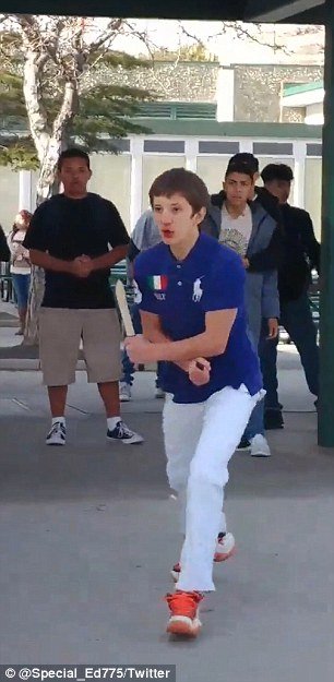 ΗΠΑ: Η στιγμή που 14χρονος με μαχαίρι απειλεί συμμαθητές του [βίντεο] | iefimerida.gr 0