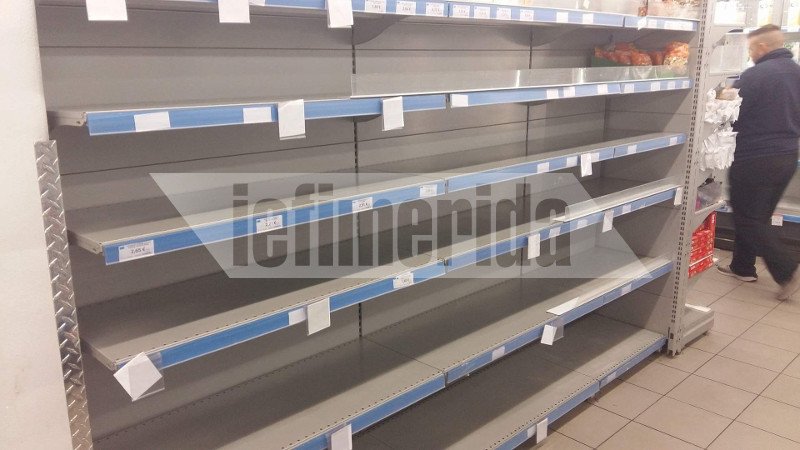 Οι κάτοικοι στα αποκλεισμένα νησιά κάνουν «επιδρομές» για προμήθειες -Αδεια ράφια σε Μύκονο και Τήνο [εικόνες] | iefimerida.gr 1