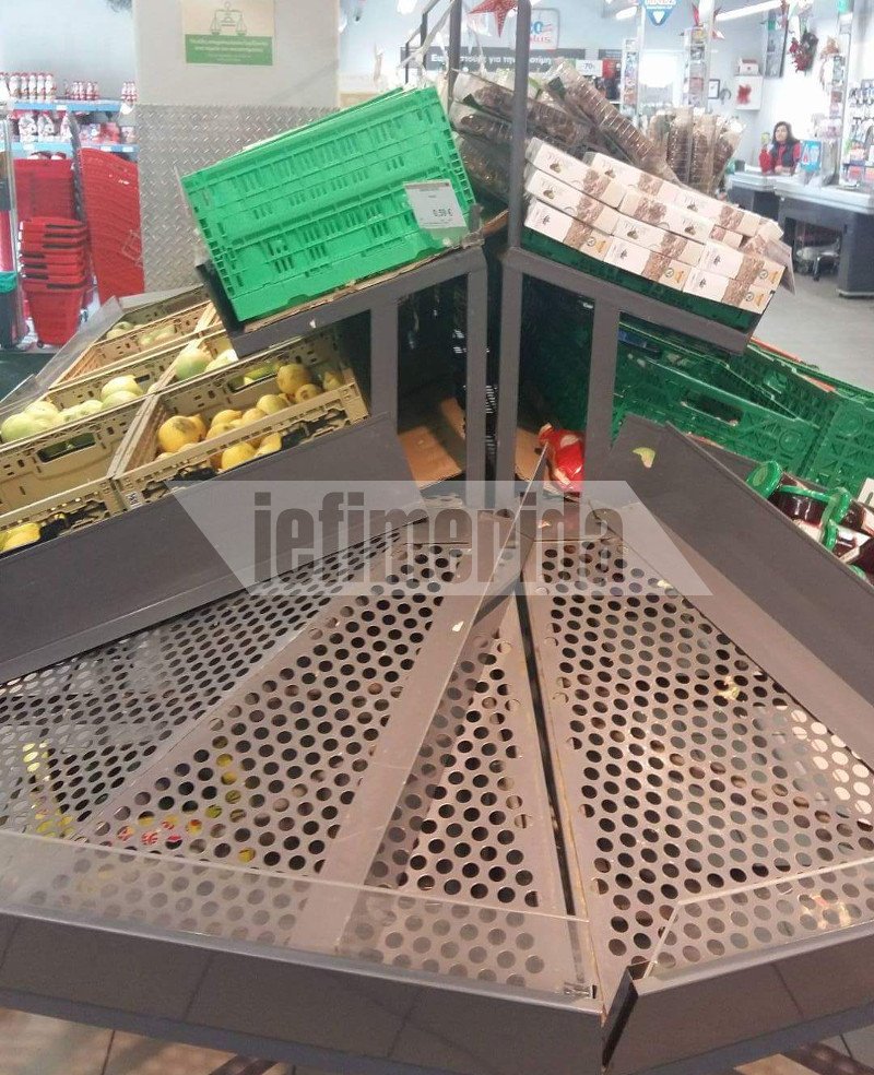 Οι κάτοικοι στα αποκλεισμένα νησιά κάνουν «επιδρομές» για προμήθειες -Αδεια ράφια σε Μύκονο και Τήνο [εικόνες] | iefimerida.gr 3