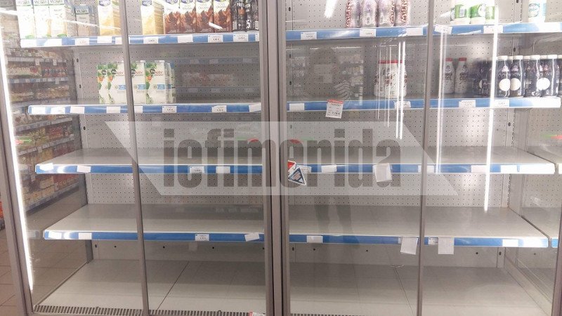 Οι κάτοικοι στα αποκλεισμένα νησιά κάνουν «επιδρομές» για προμήθειες -Αδεια ράφια σε Μύκονο και Τήνο [εικόνες] | iefimerida.gr 4