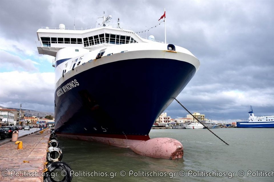Στο λιμάνι της Χίου προσέκρουσε το πλοίο «Νήσος Μύκονος» [εικόνες] | iefimerida.gr 0