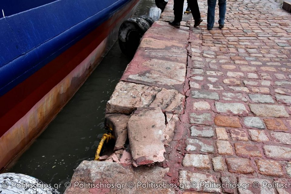 Στο λιμάνι της Χίου προσέκρουσε το πλοίο «Νήσος Μύκονος» [εικόνες] | iefimerida.gr 1