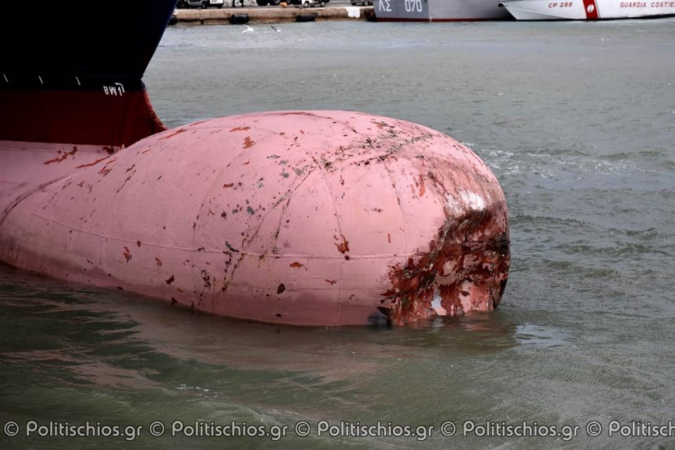 Στο λιμάνι της Χίου προσέκρουσε το πλοίο «Νήσος Μύκονος» [εικόνες] | iefimerida.gr 2