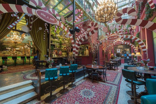 Καφές, ποτό, φαγητό ανάμεσα σε λαμπιόνια, δέντρα, μολυβένιους στρατιώτες -4 μαγαζιά της Αθήνας με παραμυθένια, χριστουγεννιάτικη διακόσμηση [εικόνες] | iefimerida.gr 0