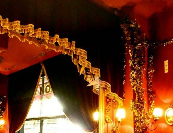 Καφές, ποτό, φαγητό ανάμεσα σε λαμπιόνια, δέντρα, μολυβένιους στρατιώτες -4 μαγαζιά της Αθήνας με παραμυθένια, χριστουγεννιάτικη διακόσμηση [εικόνες] | iefimerida.gr 1