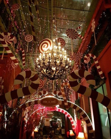 Καφές, ποτό, φαγητό ανάμεσα σε λαμπιόνια, δέντρα, μολυβένιους στρατιώτες -4 μαγαζιά της Αθήνας με παραμυθένια, χριστουγεννιάτικη διακόσμηση [εικόνες] | iefimerida.gr 2