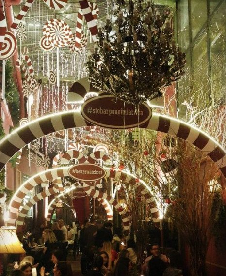 Καφές, ποτό, φαγητό ανάμεσα σε λαμπιόνια, δέντρα, μολυβένιους στρατιώτες -4 μαγαζιά της Αθήνας με παραμυθένια, χριστουγεννιάτικη διακόσμηση [εικόνες] | iefimerida.gr 3