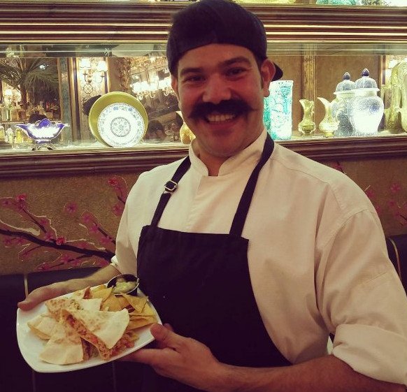 Καφές, ποτό, φαγητό ανάμεσα σε λαμπιόνια, δέντρα, μολυβένιους στρατιώτες -4 μαγαζιά της Αθήνας με παραμυθένια, χριστουγεννιάτικη διακόσμηση [εικόνες] | iefimerida.gr 4