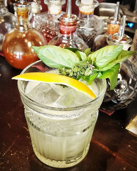 Καφές, ποτό, φαγητό ανάμεσα σε λαμπιόνια, δέντρα, μολυβένιους στρατιώτες -4 μαγαζιά της Αθήνας με παραμυθένια, χριστουγεννιάτικη διακόσμηση [εικόνες] | iefimerida.gr 5