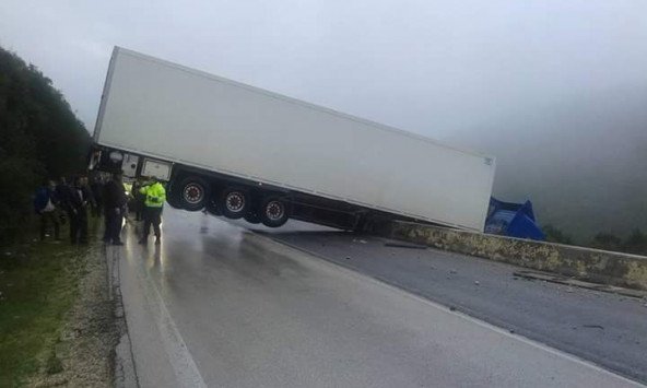 Τρομακτικό ατύχημα στα Ιωάννινα: Νταλίκα κρεμόταν για ώρες στον γκρεμό [εικόνα] | iefimerida.gr 0
