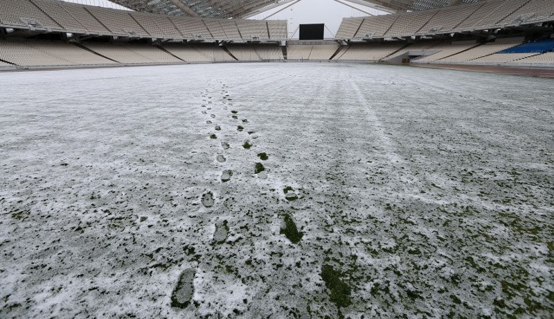 Πάγωσε το ΟΑΚΑ -Ο αγωνιστικός χώρος σκεπάστηκε από τα χιόνια [εικόνες] | iefimerida.gr 1