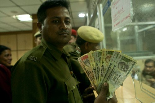 Ινδία: Τεράστιες ουρές στις τράπεζες λόγω... αλλαγής χαρτονομισμάτων [εικόνες] | iefimerida.gr 1