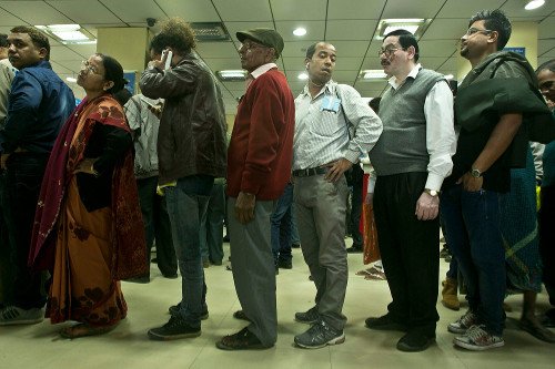 Ινδία: Τεράστιες ουρές στις τράπεζες λόγω... αλλαγής χαρτονομισμάτων [εικόνες] | iefimerida.gr 2