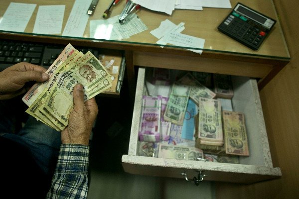 Ινδία: Τεράστιες ουρές στις τράπεζες λόγω... αλλαγής χαρτονομισμάτων [εικόνες] | iefimerida.gr 0