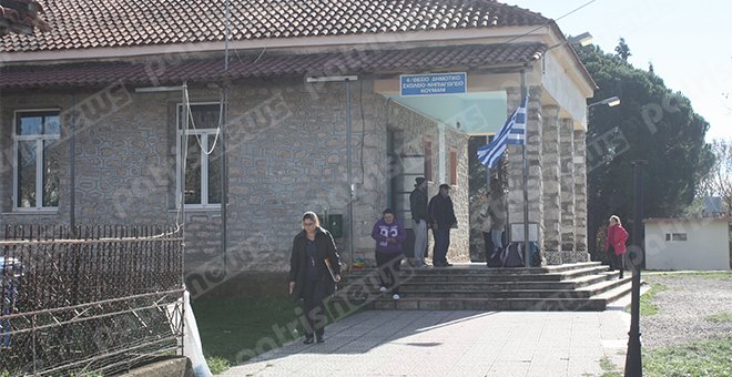 Μάθημα στο κρύο στην ορεινή Ηλεία: Παιδιά φορούν μπουφάν και γάντια επειδή το σχολείο δεν έχει θέρμανση [εικόνες] | iefimerida.gr 2