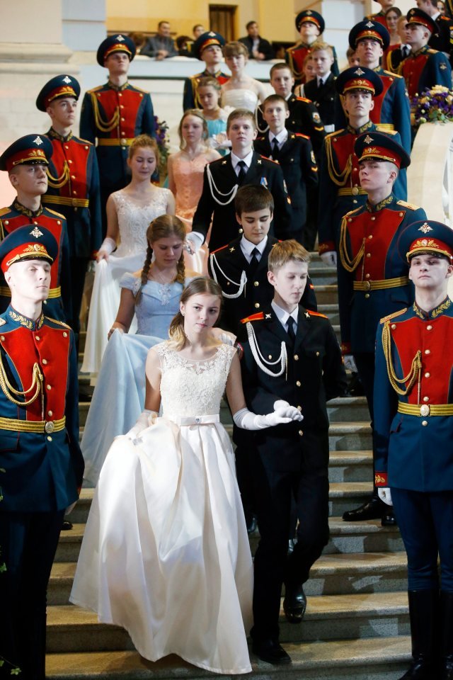 1.000 νεαροί Ρώσοι αξιωματικοί  με τις ντάμες τους στο «χορό του Κρεμλίνου» [εικόνες] | iefimerida.gr 3