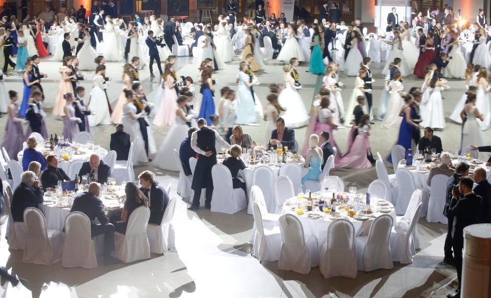 1.000 νεαροί Ρώσοι αξιωματικοί  με τις ντάμες τους στο «χορό του Κρεμλίνου» [εικόνες] | iefimerida.gr 4