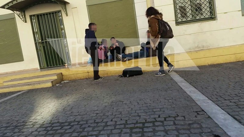 Το iefimerida στο γκέτο της Αθήνας που έχει παραδοθεί στην εγκληματικότητα: Ληστείες, υπόκοσμος, ναρκωτικά στο κέντρο της πόλης [εικόνες] | iefimerida.gr 6