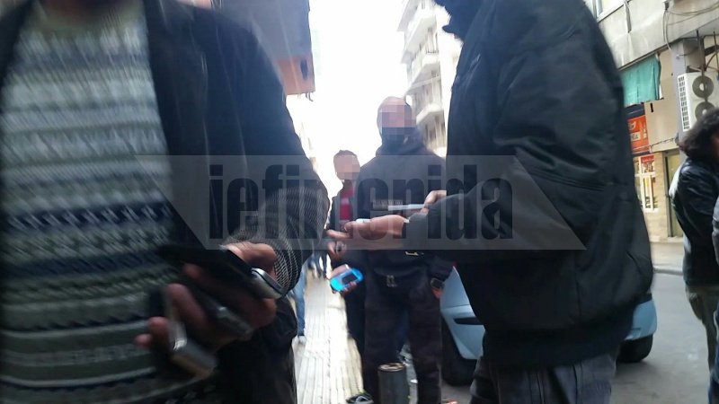 Το iefimerida στο γκέτο της Αθήνας που έχει παραδοθεί στην εγκληματικότητα: Ληστείες, υπόκοσμος, ναρκωτικά στο κέντρο της πόλης [εικόνες] | iefimerida.gr 2