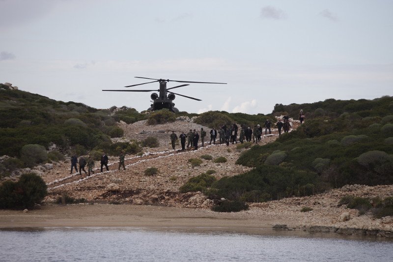Ο Καμμένος στο Καστελόριζο, με βουλευτές και Κασιδιάρη [εικόνες] | iefimerida.gr 8