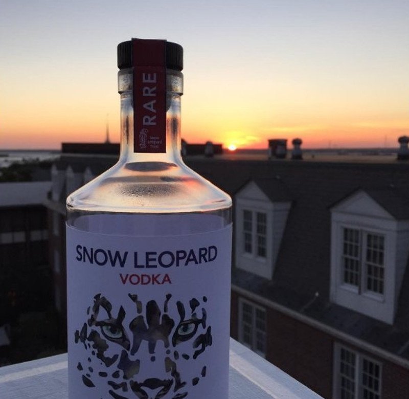 Ο Stephen Sparrow προτείνει στους Ελληνες: Πιείτε βότκα Snow Leopard με λεμόνι, λάιμ ή κίτρο, θα ενθουσιαστείτε | iefimerida.gr 1