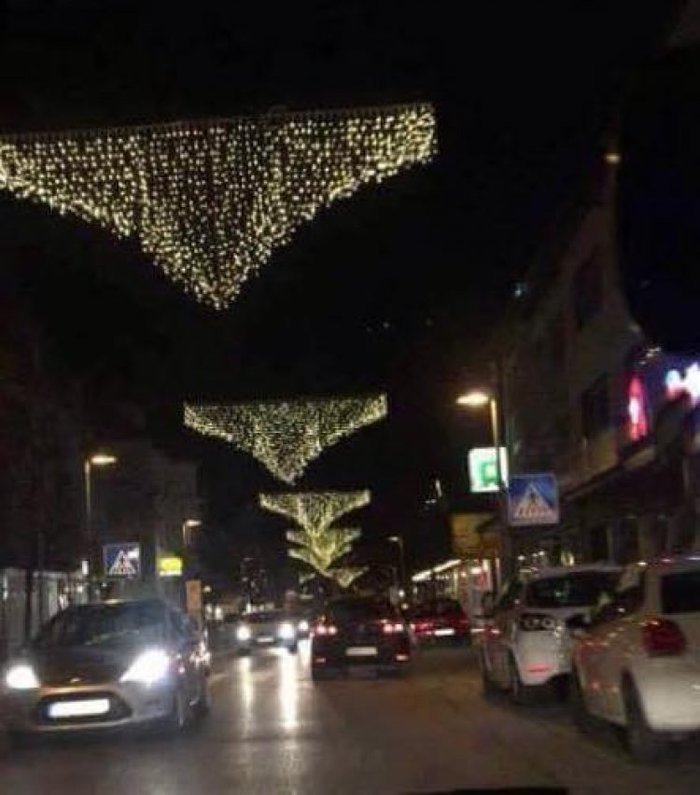 Οι εορταστικοί στολισμοί σε δύο ελληνικές πόλεις που έγιναν viral λόγω... ακατάλληλου περιεχομένου [εικόνες] | iefimerida.gr 1