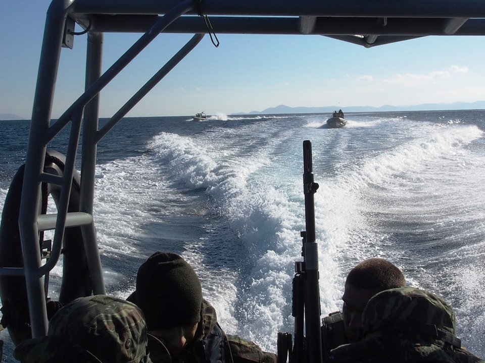 Ασκηση του Ελληνικού Στρατού εντυπωσιάζει: Φουσκωτά, αυτόματα, νυχτερινή όραση και απόβαση σε νησί [εικόνες]  | iefimerida.gr 0