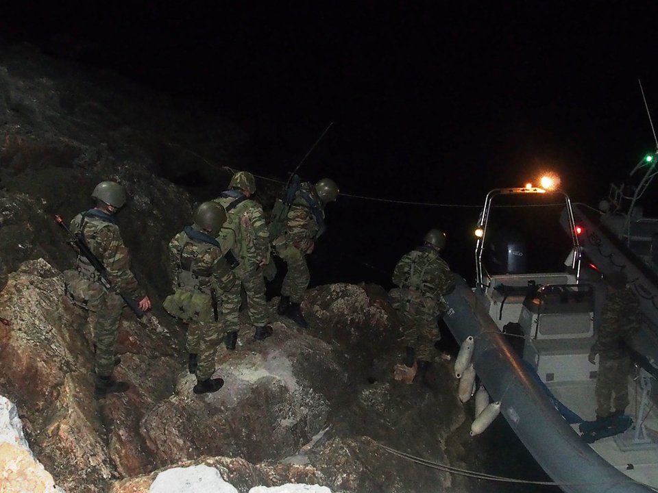 Ασκηση του Ελληνικού Στρατού εντυπωσιάζει: Φουσκωτά, αυτόματα, νυχτερινή όραση και απόβαση σε νησί [εικόνες]  | iefimerida.gr 8