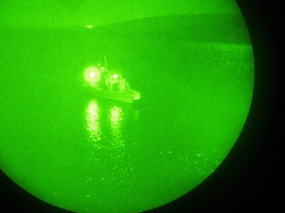 Ασκηση του Ελληνικού Στρατού εντυπωσιάζει: Φουσκωτά, αυτόματα, νυχτερινή όραση και απόβαση σε νησί [εικόνες]  | iefimerida.gr 9