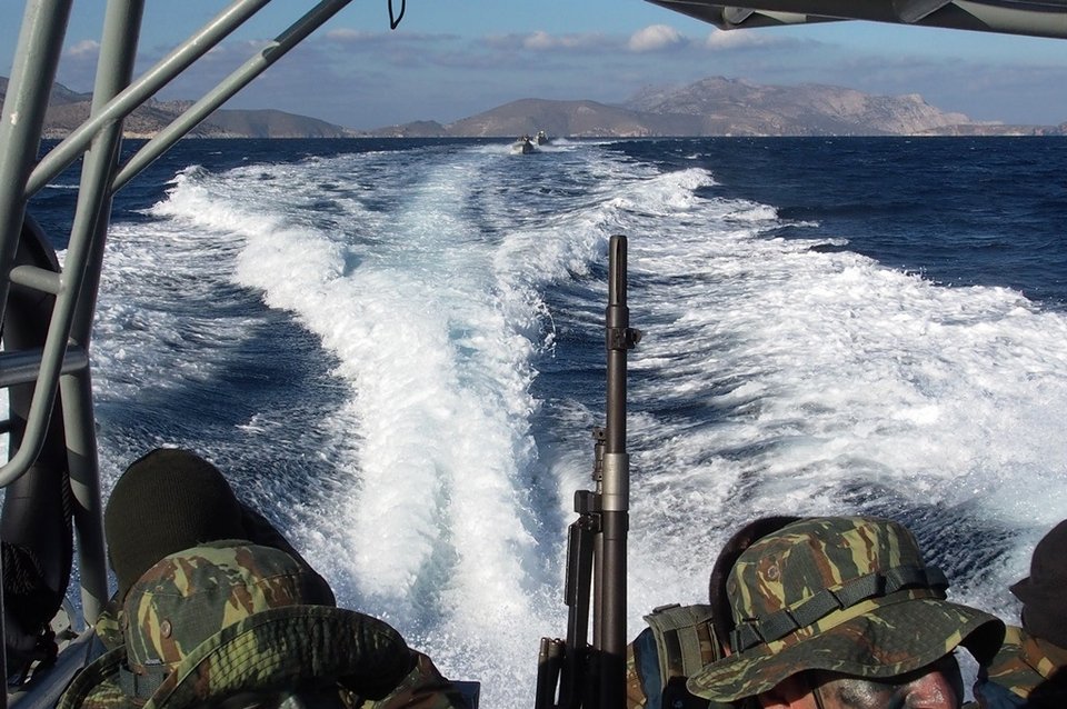 Ασκηση του Ελληνικού Στρατού εντυπωσιάζει: Φουσκωτά, αυτόματα, νυχτερινή όραση και απόβαση σε νησί [εικόνες]  | iefimerida.gr 1