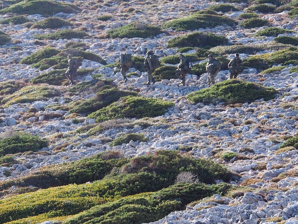 Ασκηση του Ελληνικού Στρατού εντυπωσιάζει: Φουσκωτά, αυτόματα, νυχτερινή όραση και απόβαση σε νησί [εικόνες]  | iefimerida.gr 2