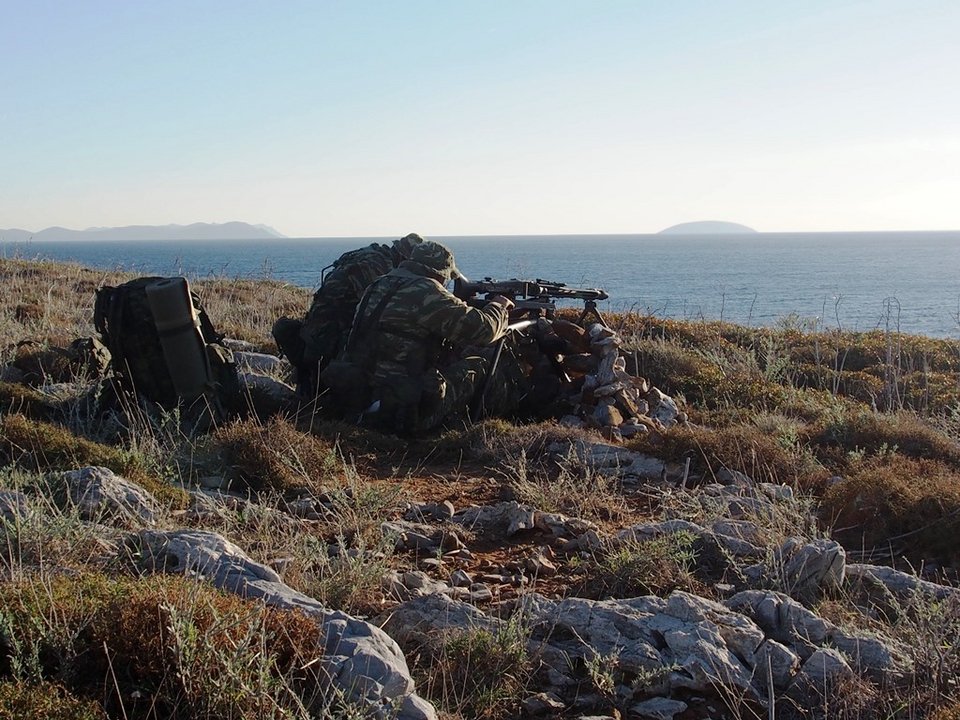 Ασκηση του Ελληνικού Στρατού εντυπωσιάζει: Φουσκωτά, αυτόματα, νυχτερινή όραση και απόβαση σε νησί [εικόνες]  | iefimerida.gr 4
