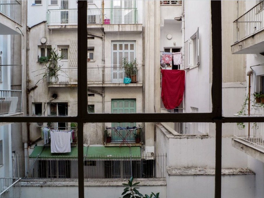 Αθηναίοι φωτογραφίζουν τη θέα της πόλης μέσα από το παράθυρο [εικόνες]  | iefimerida.gr 1