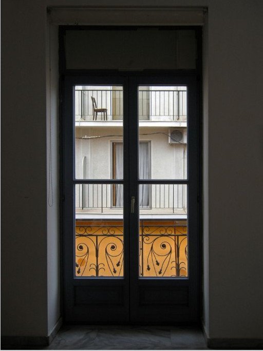 Αθηναίοι φωτογραφίζουν τη θέα της πόλης μέσα από το παράθυρο [εικόνες]  | iefimerida.gr 0