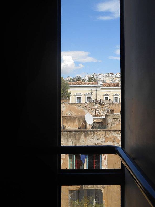 Αθηναίοι φωτογραφίζουν τη θέα της πόλης μέσα από το παράθυρο [εικόνες]  | iefimerida.gr 2